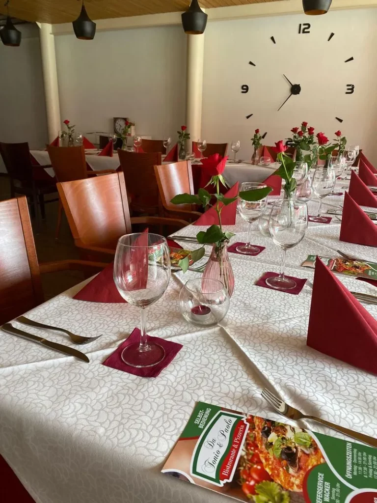 Feier im mypaolo mit roter Tischdekoration