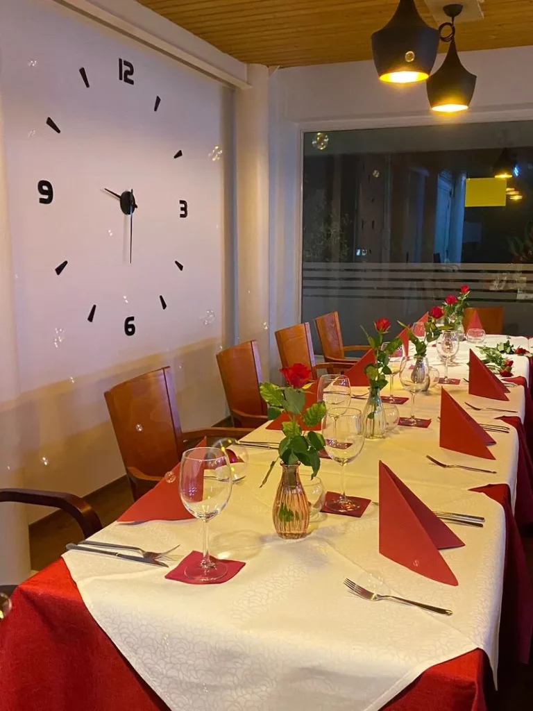 private feier im mypaolo mit festlich gedeckten Tisch